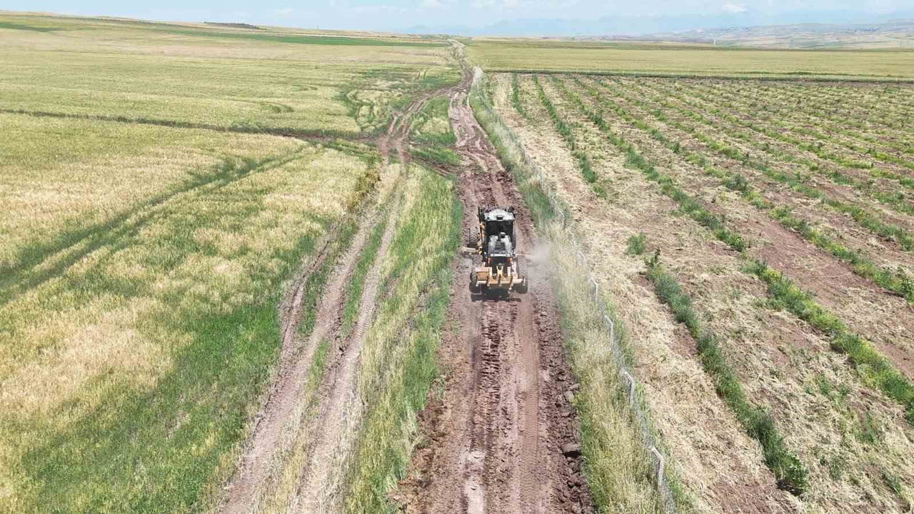 SİİRT’TE YAKLAŞAN HASAT DÖNEMİ ÖNCESİNDE ÇİFTÇİLERİN TARIM ARAZİLERİNE ULAŞIMINI KOLAYLAŞTIRMAK...
