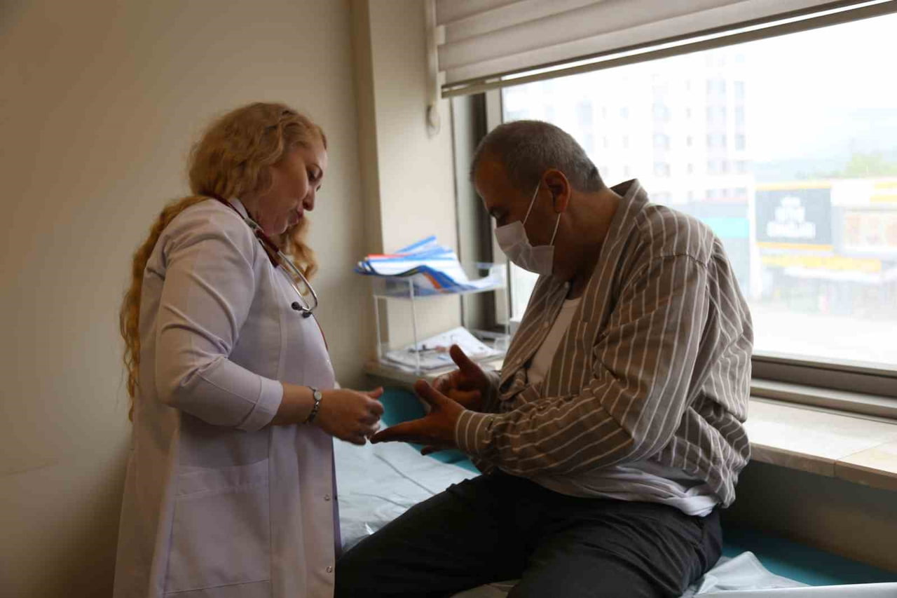 ŞİKAYETLERİNİN ARTMASI ÜZERİNE KASTAMONU DEVLET HASTANESİ ACİL SERVİSİ'NE BAŞVURAN HASTANIN...