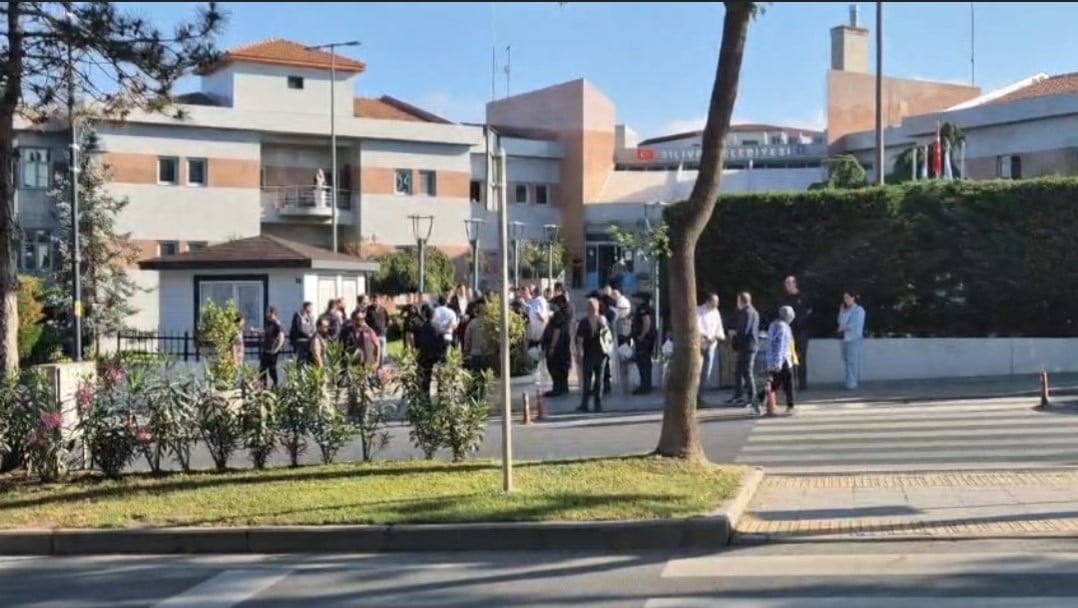 SİLİVRİ BELEDİYESİ'NE YÖNELİK YOLSUZLUK İDDİASIYLA BAŞLATILAN SORUŞTURMADA ARALARINDA BELEDİYE...