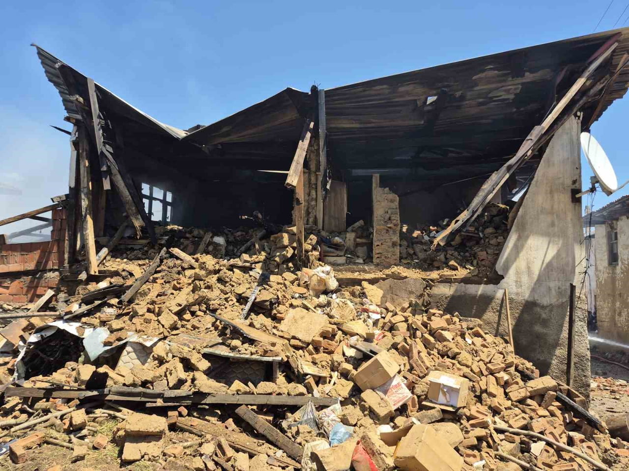 SİMAV AKSAZ KÖYÜNDE KORKUTAN YANGIN: AHŞAP EV KULLANILAMAZ HALE GELDİ