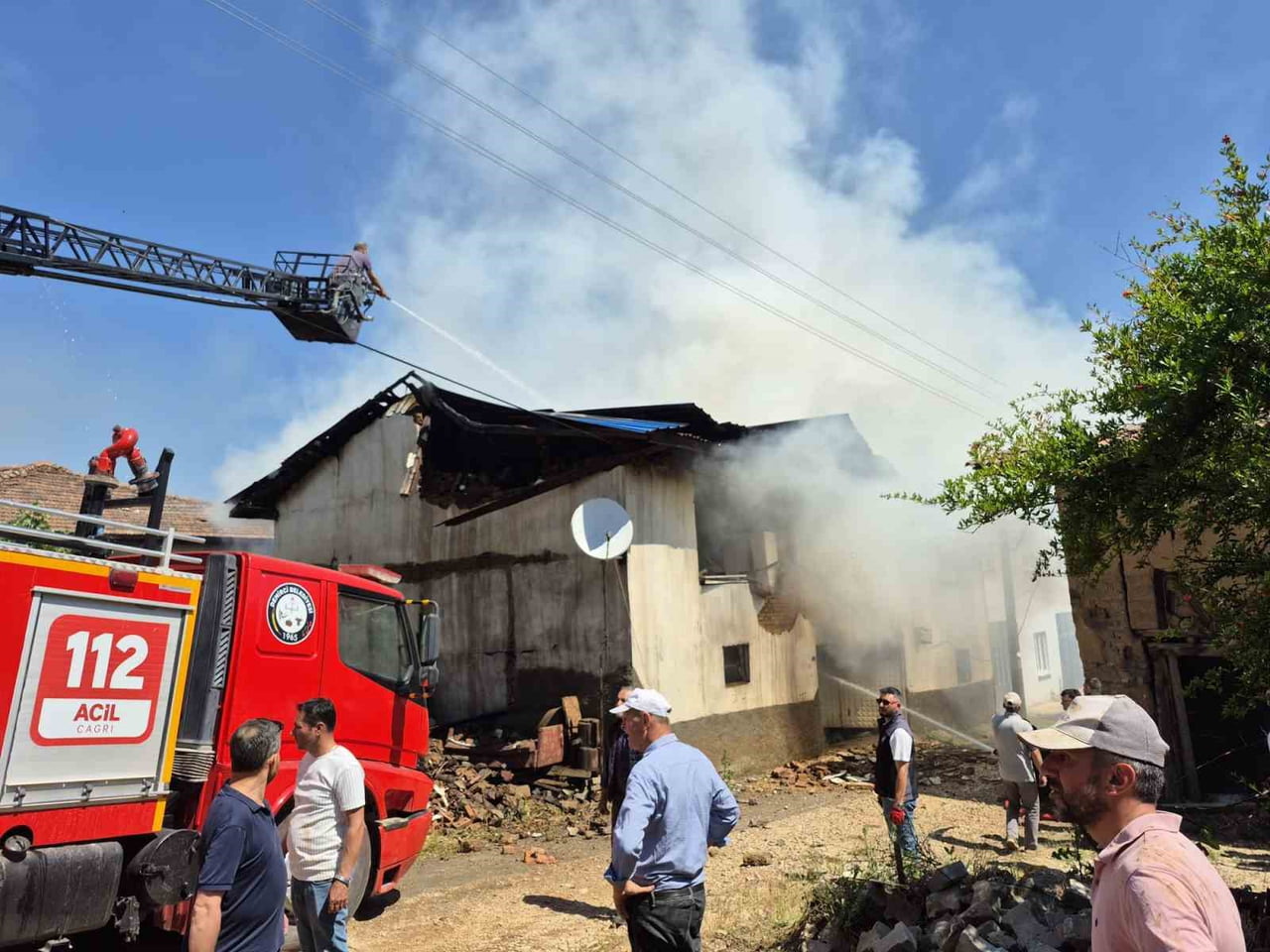 SİMAV AKSAZ KÖYÜNDE KORKUTAN YANGIN: AHŞAP EV KULLANILAMAZ HALE GELDİ