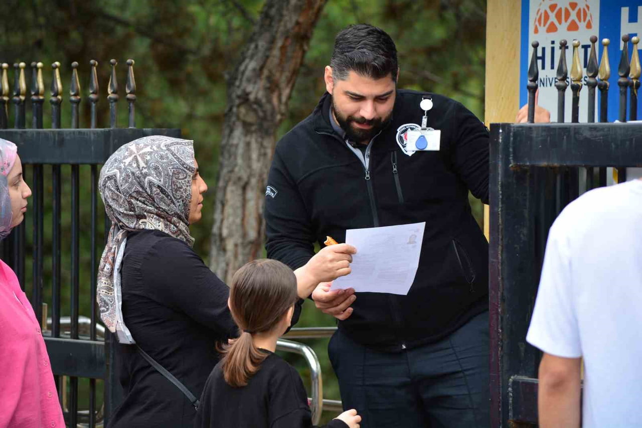 SINAV KAPILARINDA GÖREV ALAN GÜVENLİKLER SINAVA GİRECEK OLAN ADAYLARA YARDIMCI OLDU