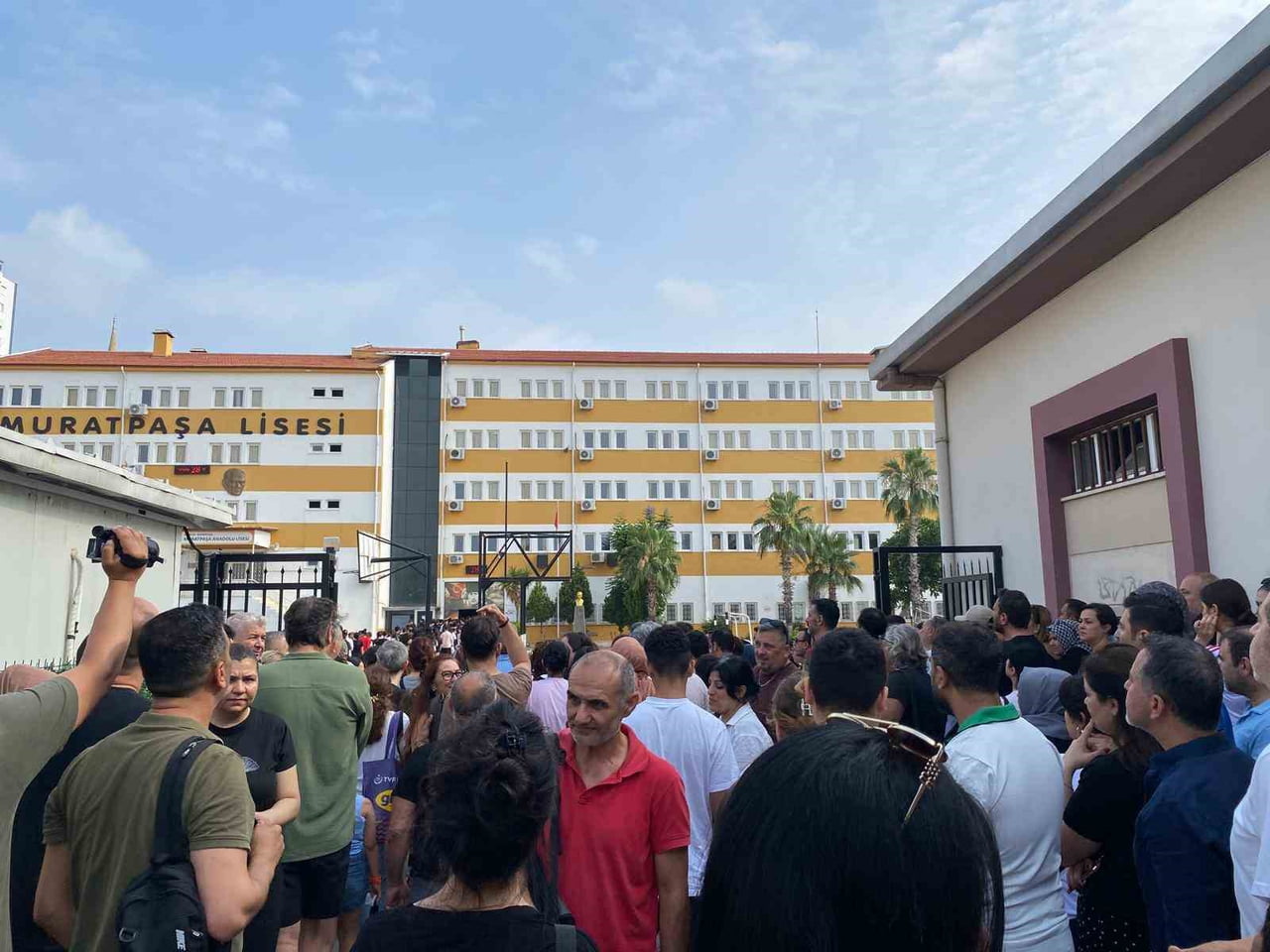 SINAV YERLERİNE AİLELERİYLE BİRLİKTE ERKEN GELEN ADAYLAR, YAPILAN ÜST ARAMALARININ ARDINDAN...