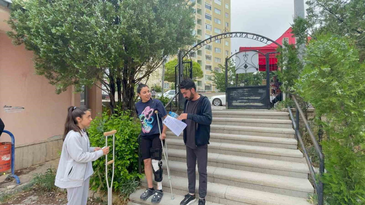 SINAVA GELEN ADAYLARDAN 26 YAŞINDAKİ İREM ÇOBAN YAKIN ZAMANDA GEÇİRDİĞİ AMELİYAT NEDENİYLE KOLTUK...