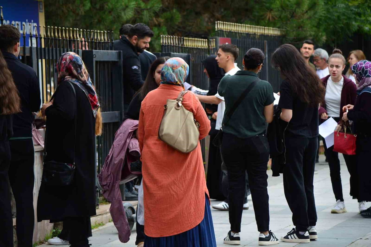 SINAVA GİREN ADAYLARI AİLELERİ KAPININ ÖNÜNDE MERAKLI GÖZLERLE BEKLEDİ