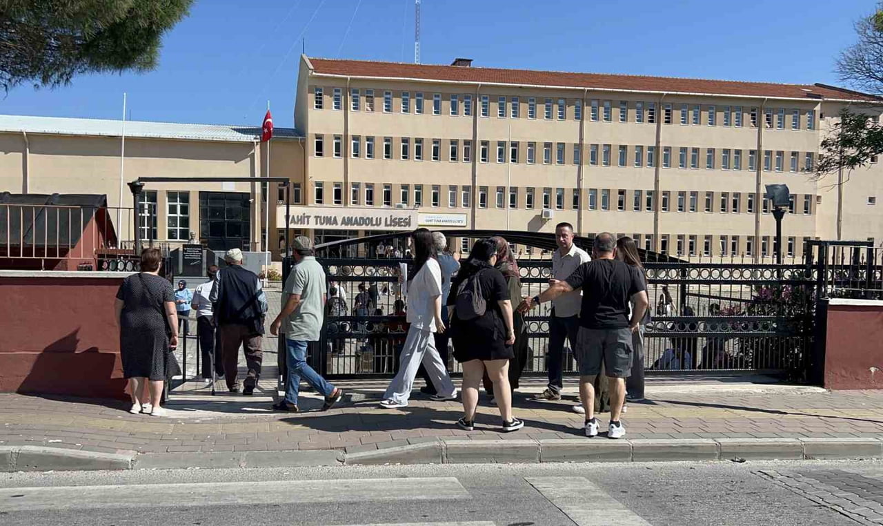 SINAVA GİREN ÖĞRENCİLER VE AİLELERİ, SABAHIN ERKEN SAATLERİNDEN İTİBAREN OKULLARIN ÖNÜNE...