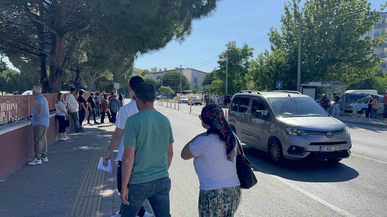 SINAVA GİREN ÖĞRENCİLER VE AİLELERİ, SABAHIN ERKEN SAATLERİNDEN İTİBAREN OKULLARIN ÖNÜNE...