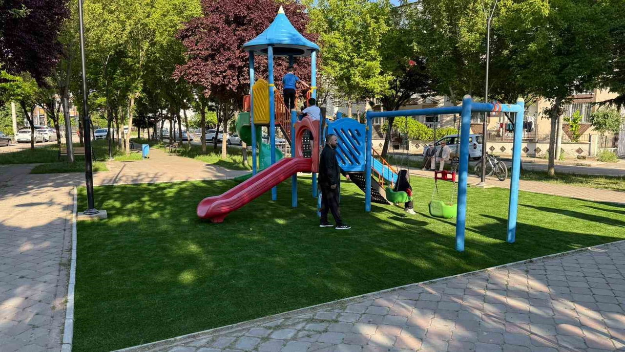 SİNCAN BELEDİYESİ İLÇE GENELİNDE BULUNAN PARKLARDA YENİLENEME SEFERBERLİĞİ BAŞLATTI. ÇOCUKLARIN...