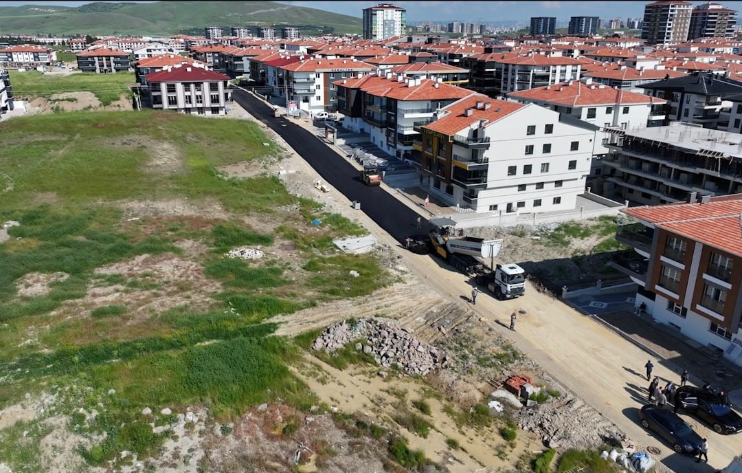 SİNCAN BELEDİYESİ, İLÇE GENELİNDE SÜRDÜRDÜĞÜ ASFALT SEFERBERLİĞİ KAPSAMINDA ÇALIŞMALARINA ARA...
