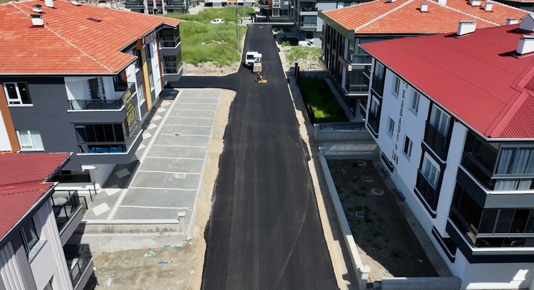 SİNCAN BELEDİYESİ, İLÇE GENELİNDE SÜRDÜRDÜĞÜ ASFALT YENİLEME ÇALIŞMALARI KAPSAMINDA ÇALIŞMALARINA...