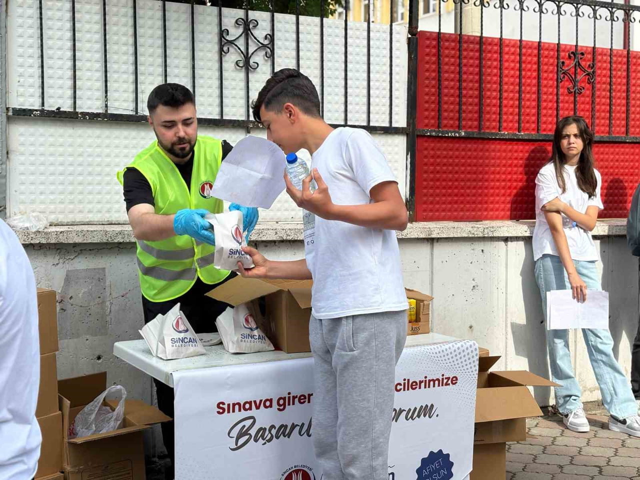 SİNCAN BELEDİYESİ, LİSELERE GİRİŞ SINAVI’NA KATILACAK OLAN ÖĞRENCİLER VE AİLELERİNE SİMİT VE MEYVE...