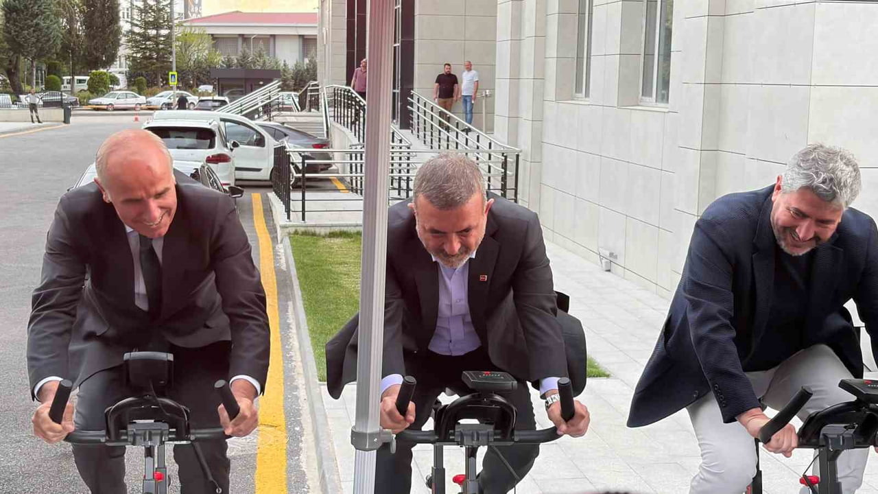 SİNCAN’DA BİLİM VE TEKNOLOJİ MERAKLILARININ BİR ARAYA GETİREN “SİNCAN BİLİM VE TEKNOLOJİ...