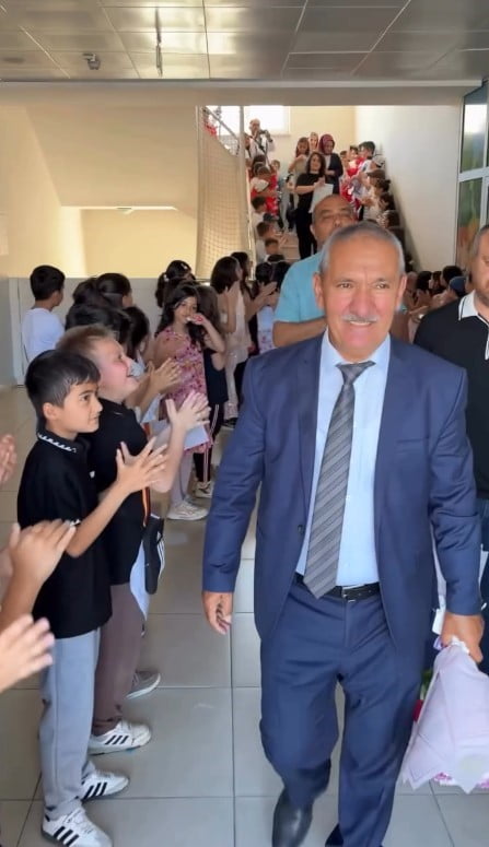 SINIF ÖĞRETMENİ ORHAN ÜCE, ÖĞRENCİLERİ VE MESLEKTAŞLARININ HAZIRLADIĞI SÜRPRİZ VEDA PROGRAMINDA...