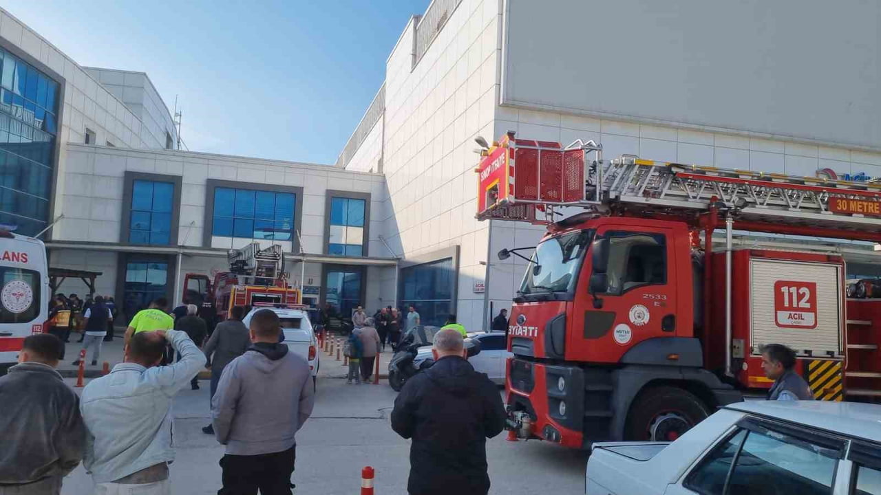 SİNOP'TA ATATÜRK DEVLET HASTANESİ POLİKLİNİK SERVİSİNDE ELEKTRİK KABLOLARININ TUTUŞMASI SONUCU...