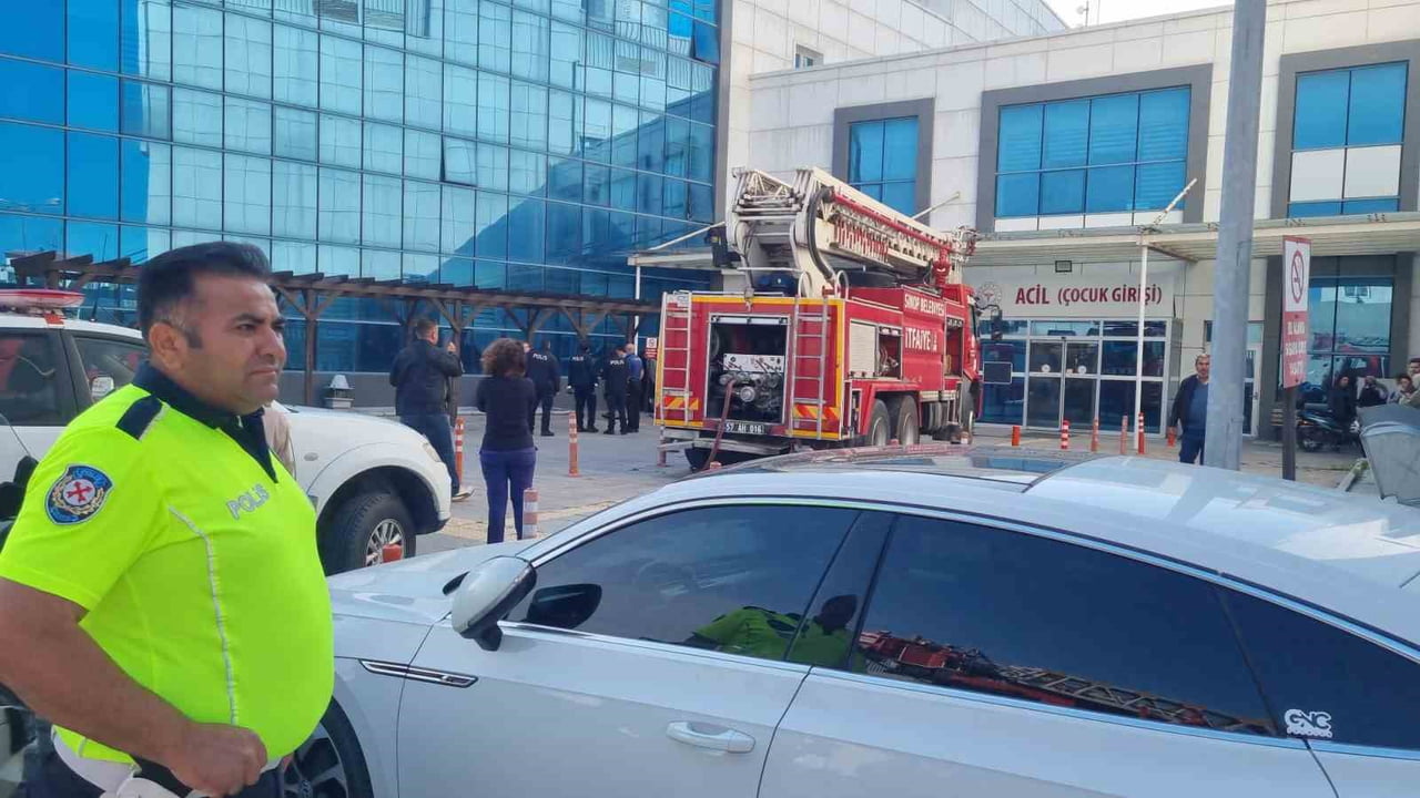 SİNOP'TA ATATÜRK DEVLET HASTANESİ POLİKLİNİK SERVİSİNDE ELEKTRİK KABLOLARININ TUTUŞMASI SONUCU...