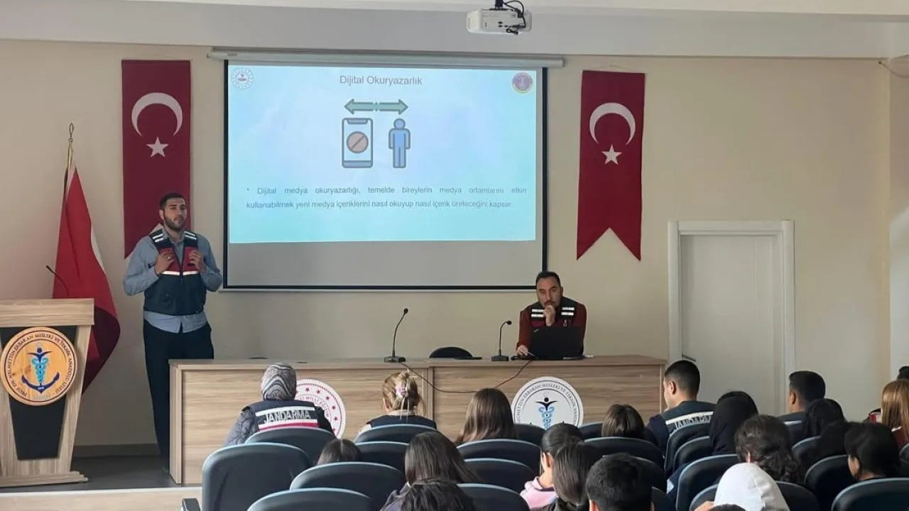 SİNOP'TA ÖĞRENCİLERİN DİJİTAL DÜNYAYI DAHA BİLİNÇLİ VE GÜVENLİ KULLANMALARINI SAĞLAMAK AMACIYLA...