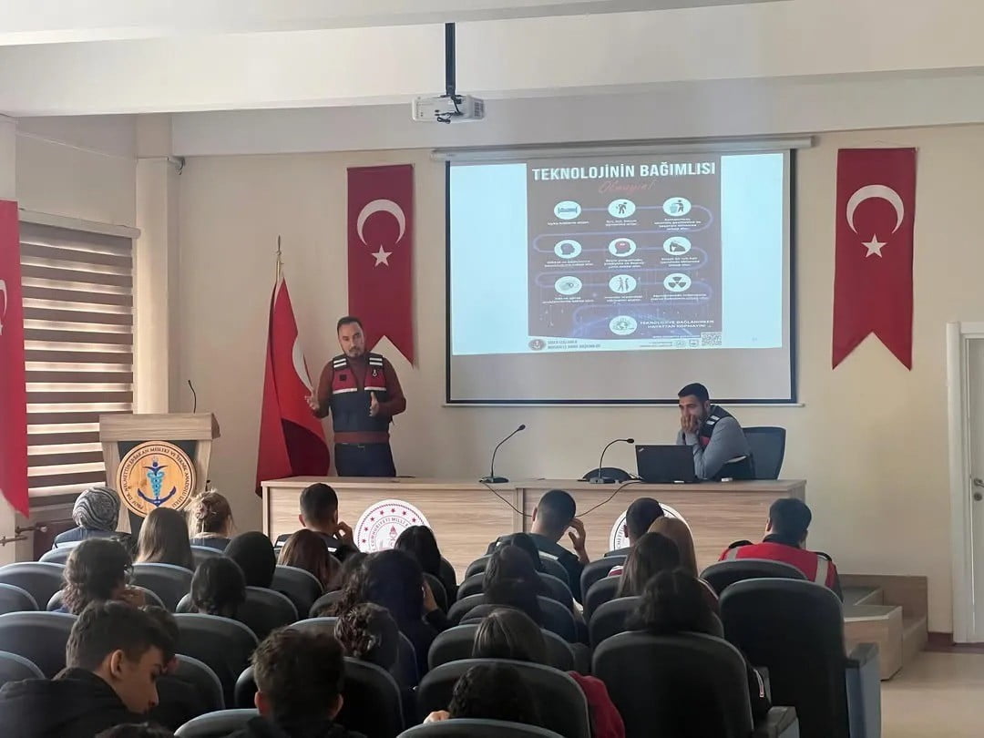 SİNOP'TA ÖĞRENCİLERİN DİJİTAL DÜNYAYI DAHA BİLİNÇLİ VE GÜVENLİ KULLANMALARINI SAĞLAMAK AMACIYLA...