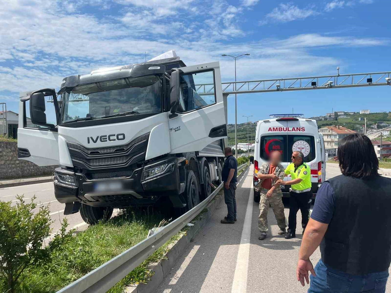 SİNOP'TA SEYİR HALİNDEYKEN DİREKSİYON BAŞINDA FENALAŞAN KAMYON SÜRÜCÜSÜNÜN KONTROLÜNDEN ÇIKAN...