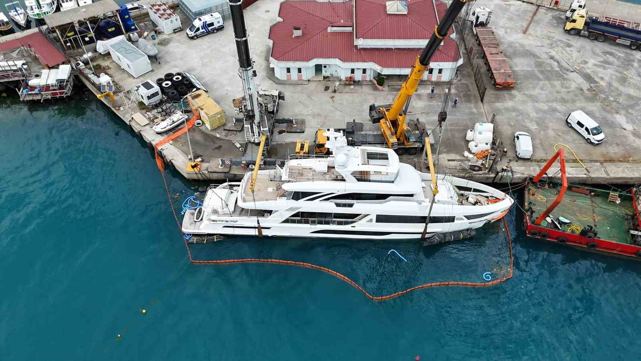 SİNOP'TA YAN YATAN LÜKS YAT KURTARILDI