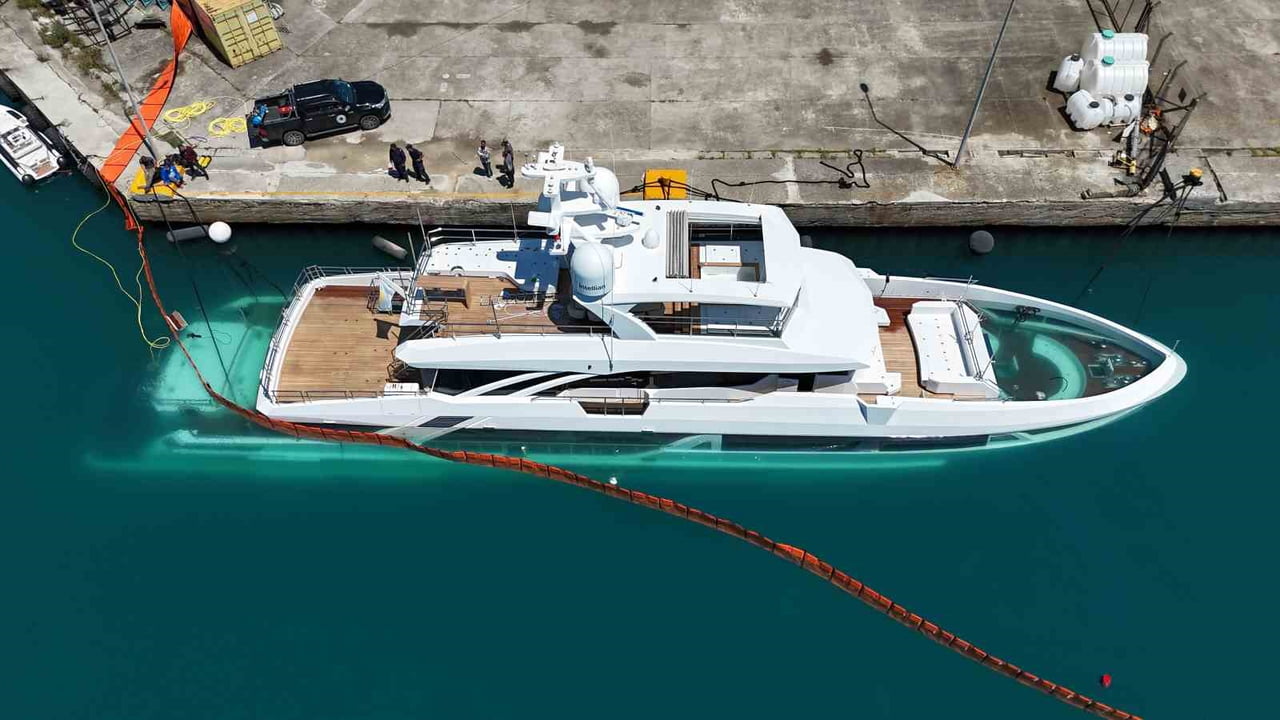 SİNOP'TA YAN YATAN LÜKS YATIN, SANCAK TARAFINDAKİ JET SKİ ÇIKARTILAN KAPAK MEKANİZMASININ ARIZA...