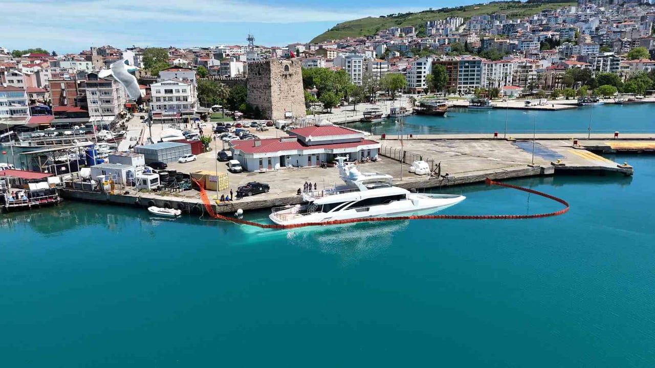 SİNOP'TA YAN YATAN LÜKS YATIN, SANCAK TARAFINDAKİ JET SKİ ÇIKARTILAN KAPAK MEKANİZMASININ ARIZA...