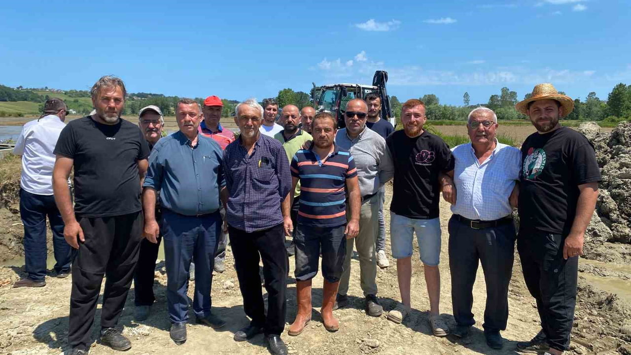 SİNOP'UN MERTOĞLU KÖYÜNE BAĞLI KARASU OVASI'NDA SULAMA BORUSU ANA HATTINDA MEYDANA GELEN PATLAK...