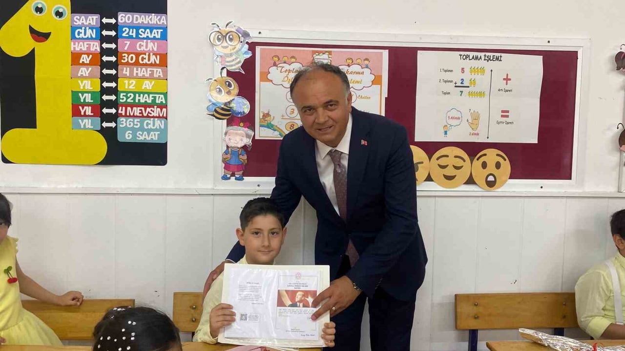 SİNOP CUMHURİYET İLKOKULU'NDAKİ TÖRENDE VALİ MUSTAFA ÖZARSLAN VE İL MİLLİ EĞİTİM MÜDÜRÜ CEBECİ...