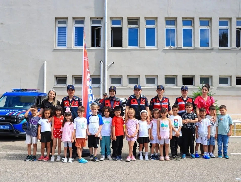 SİNOP İL JANDARMA KOMUTANLIĞI, ADA ANAOKULU ÖĞRENCİLERİNİ AĞIRLAYARAK MİNİKLERE UNUTULMAZ BİR GÜN...
