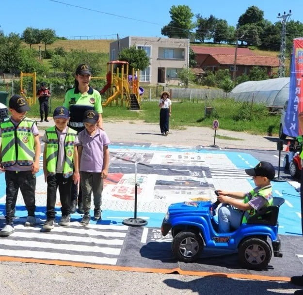SİNOP İL JANDARMA KOMUTANLIĞI, ÇOCUKLARDA TRAFİK BİLİNCİNİ VE FARKINDALIĞINI ARTIRMAK AMACIYLA...