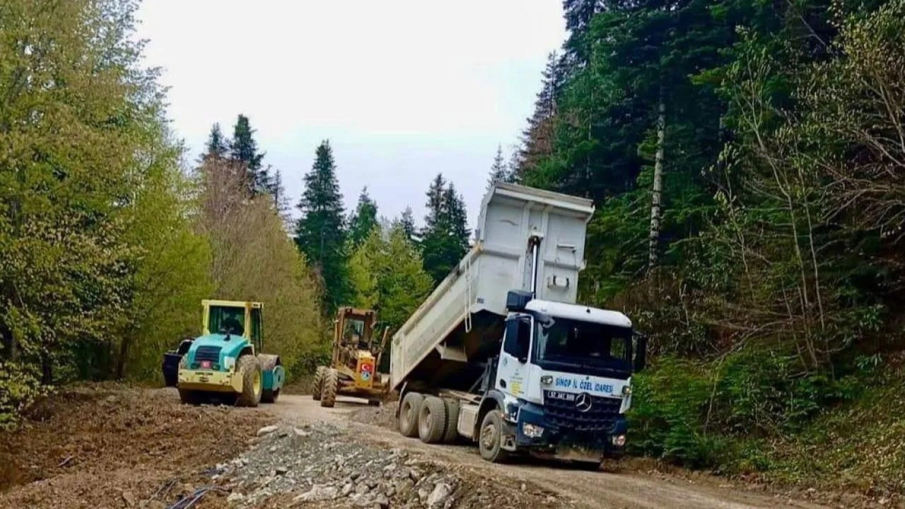 SİNOP İL ÖZEL İDARESİ, İL GENELİNDE YOL VE ALTYAPI ÇALIŞMALARINA ARALIKSIZ DEVAM EDİYOR. EKİPLER...