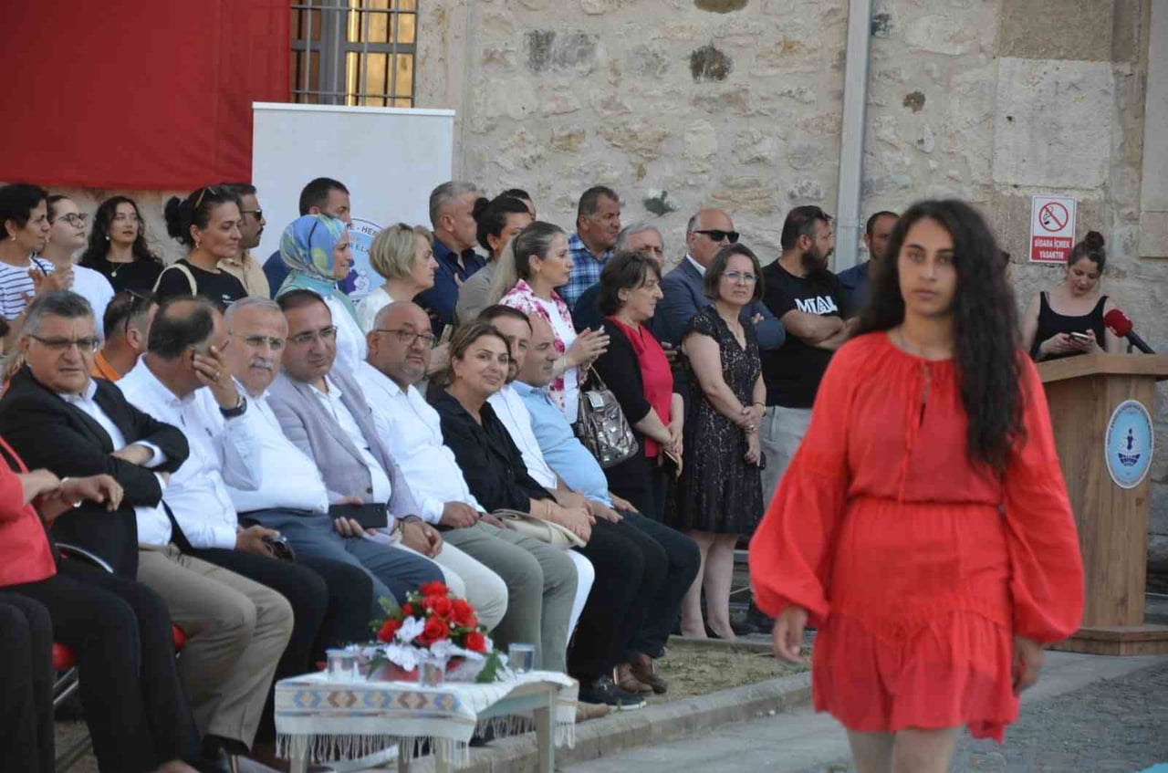 SİNOP’TA KENTİN TARİHİ RENGİ OLAN "SİNOP KIRMIZISI" (SİNOPIA) TEMALI DEFİLE...