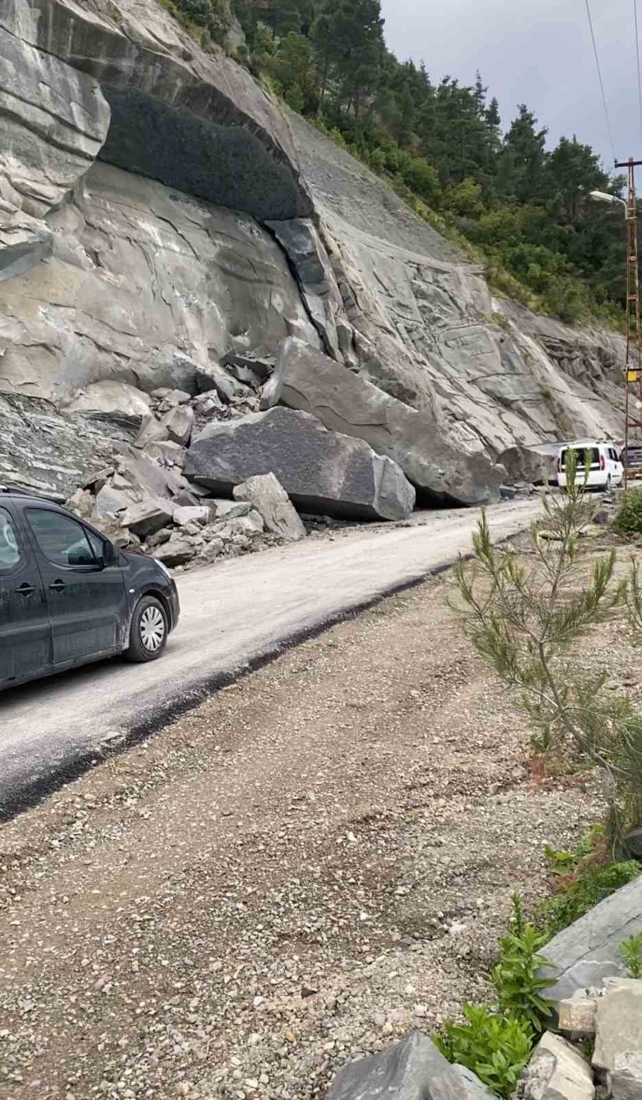 SİNOP’UN AYANCIK İLÇESİNDE ÇAMURCA YOLU GÜZERGÂHINDA MEYDANA GELEN HEYELAN NEDENİYLE YOL, TEDBİR...