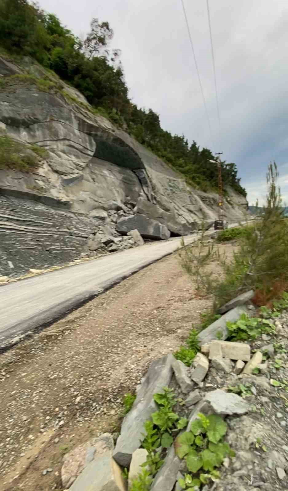 SİNOP’UN AYANCIK İLÇESİNDE ÇAMURCA YOLU GÜZERGÂHINDA MEYDANA GELEN HEYELAN NEDENİYLE YOL, TEDBİR...