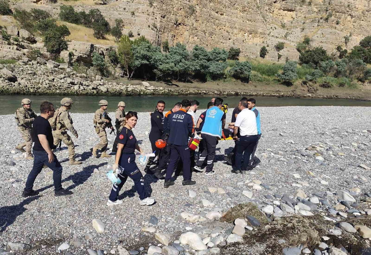 ŞIRNAK'IN GÜÇLÜKONAK İLÇESİNDE AİLESİYLE PİKNİK YAPTIĞI SIRADA SUYA GİREN YAKINLARININ BOĞULMA...