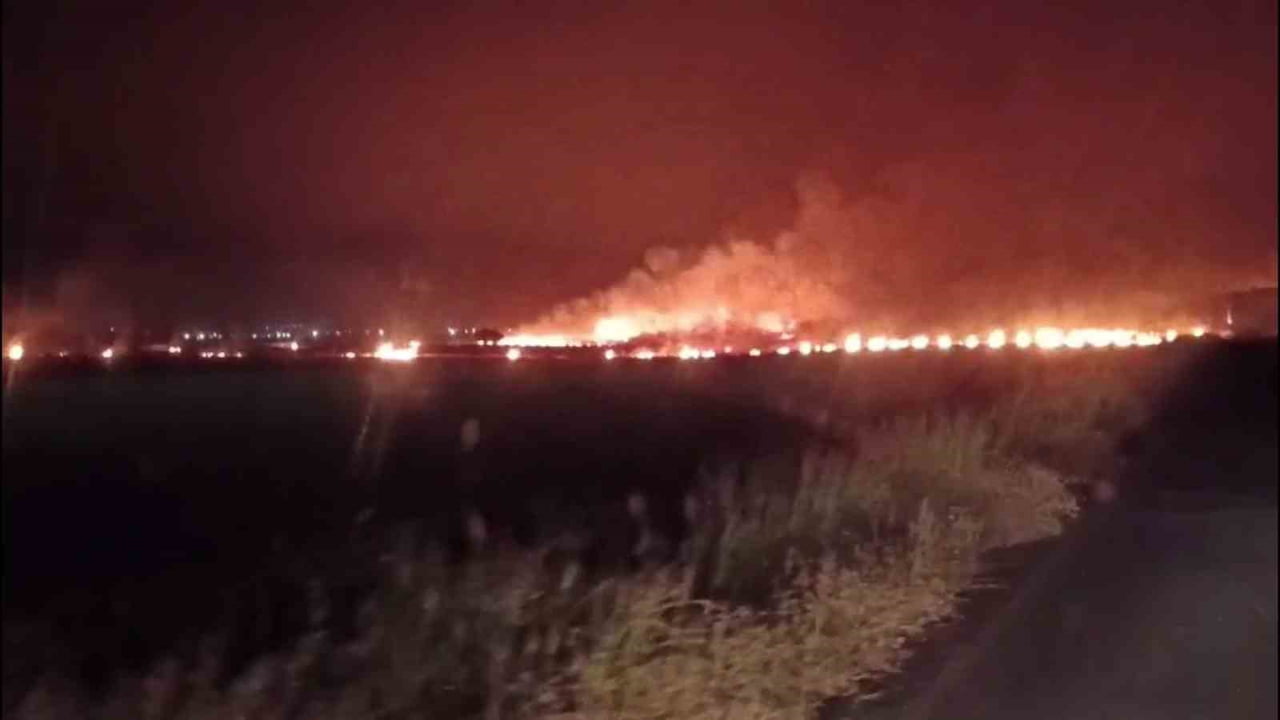 ŞIRNAK'IN SİLOPİ İLÇESİNDE DÜN GECE SAATLERİNDE ÇIKAN ANIZ YANGINI KORKU DOLU ANLARA NEDEN OLDU....