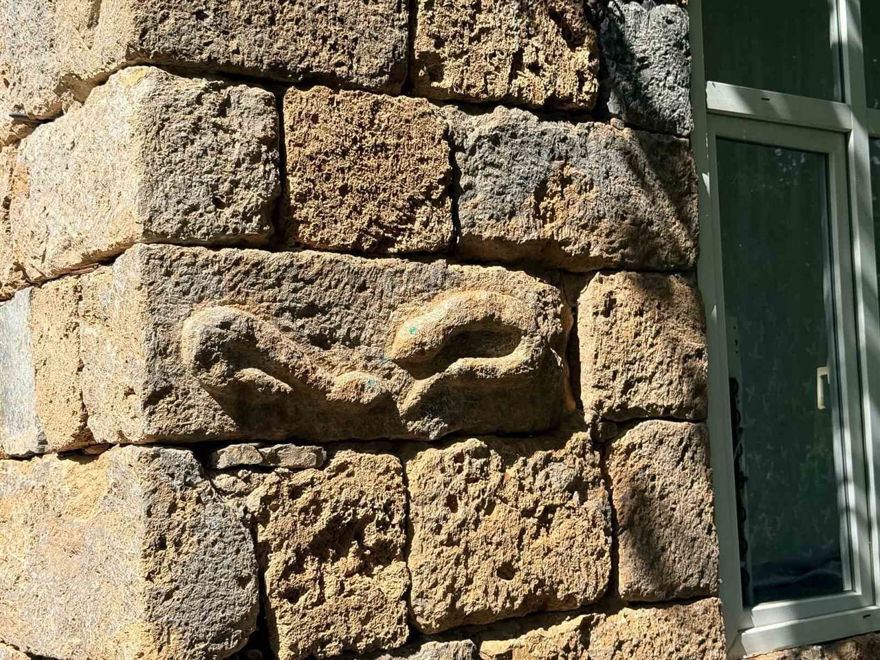 ŞIRNAK'IN ULUDERE İLÇESİ ORTABAĞ KÖYÜNDE YAŞAYAN SADIK OSLU İNSANLARA EVİNE YAPTIĞI MOTİFLERLE...