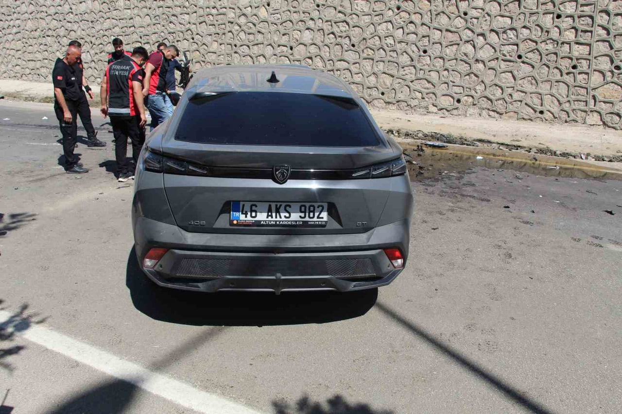 ŞIRNAK'TA İKİ OTOMOBİLİN KAFA KAFAYA ÇARPIŞTIĞI TRAFİK KAZASINDA AĞIR YARALANAN ÖĞRETMEN YAŞAMINI...