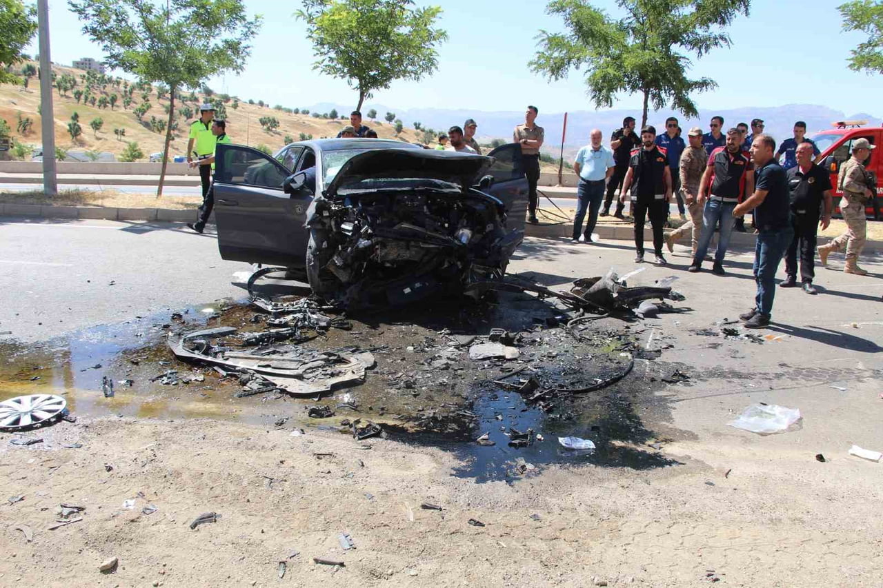 ŞIRNAK'TA İKİ OTOMOBİLİN KAFA KAFAYA ÇARPIŞTIĞI TRAFİK KAZASINDA AĞIR YARALANAN ÖĞRETMEN YAŞAMINI...