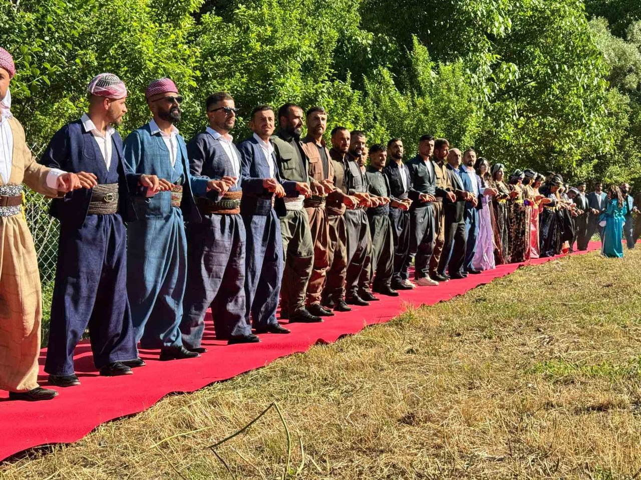 ŞIRNAK'TA YILLARDIR YOLDA DÜĞÜN YAPANLAR İÇİN AK PARTİLİ BELEDİYE BAŞKANI YER TAHSİS EDİP KIRMIZI...
