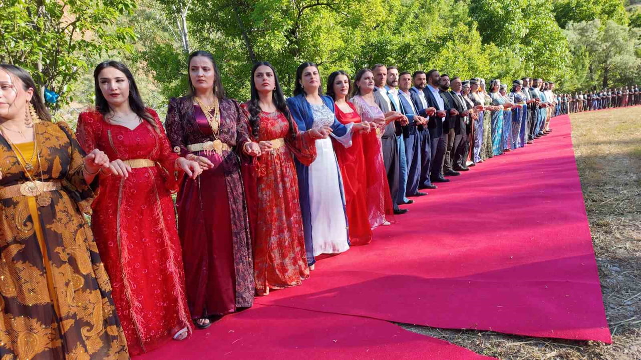ŞIRNAK'TA YILLARDIR YOLDA DÜĞÜN YAPANLAR İÇİN AK PARTİLİ BELEDİYE BAŞKANI YER TAHSİS EDİP KIRMIZI...