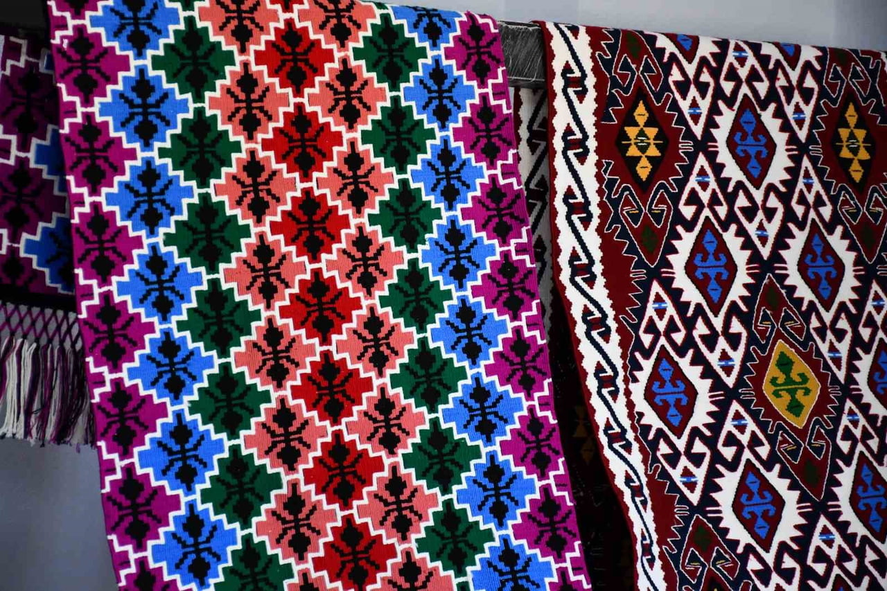 ŞIRNAK'TAN DÜNYAYA AÇILAN YENİ TİCARET KAPISI.KADINLARIN İLMEK İLMEK DOKUDUĞU KİLİMLER ARTIK...