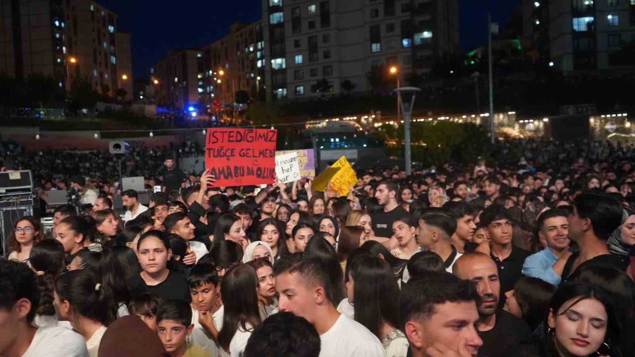 ŞIRNAK BELEDİYESİ TARAFINDAN DÜZENLENEN KÜLTÜR, SANAT VE GENÇLİK FESTİVALİ KAPSAMINDA...