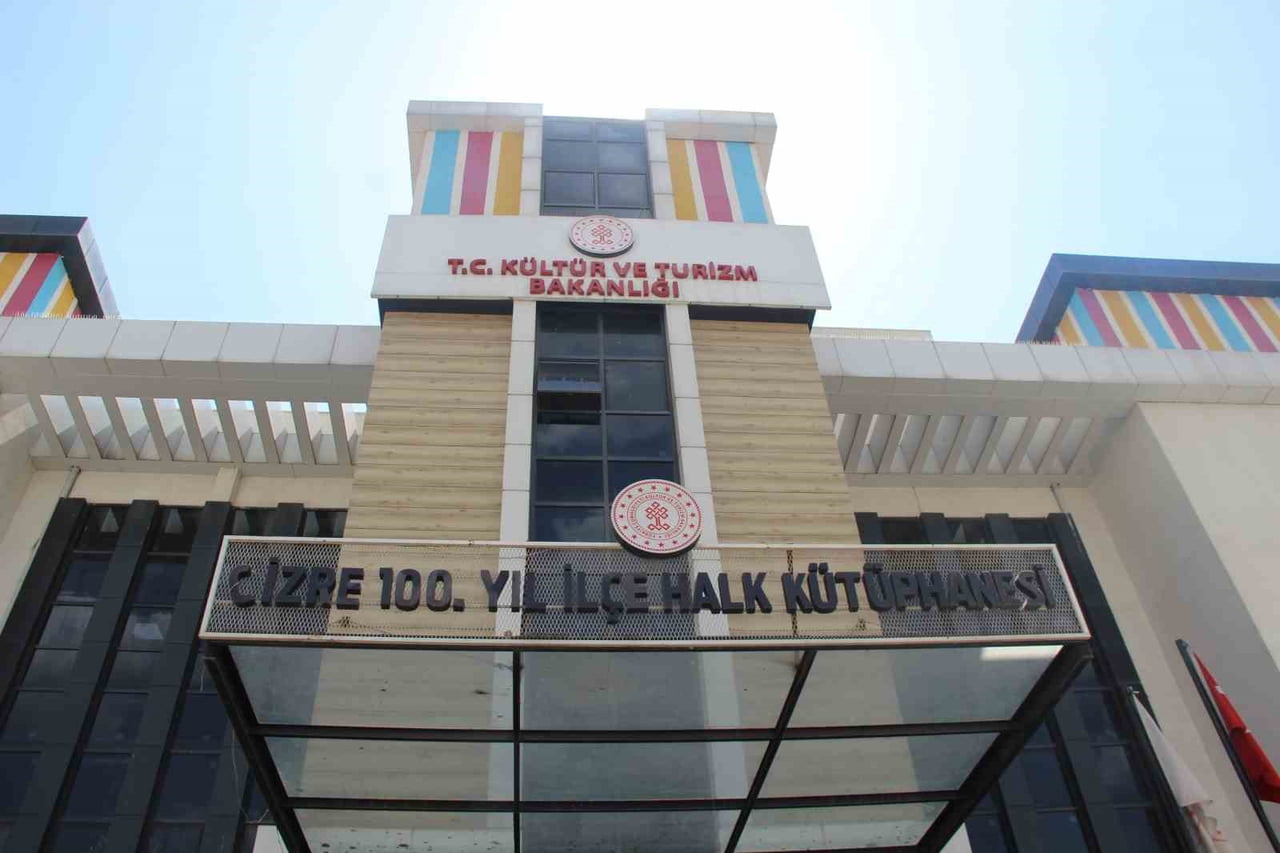 ŞIRNAK CİZRE'DE DÜZENLENEN "GİRİŞİMCİ KÜTÜPHANESİ" PROGRAMINDA GENÇLER GİRİŞİMCİLİK, E-TİCARET VE...