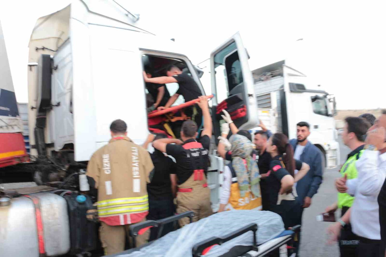 ŞIRNAK’IN CİZRE İLÇESİNDE İKİ TIRIN ÇARPIŞMASI SONUCU MEYDANA GELEN TRAFİK KAZASINDA 2 KİŞİ...