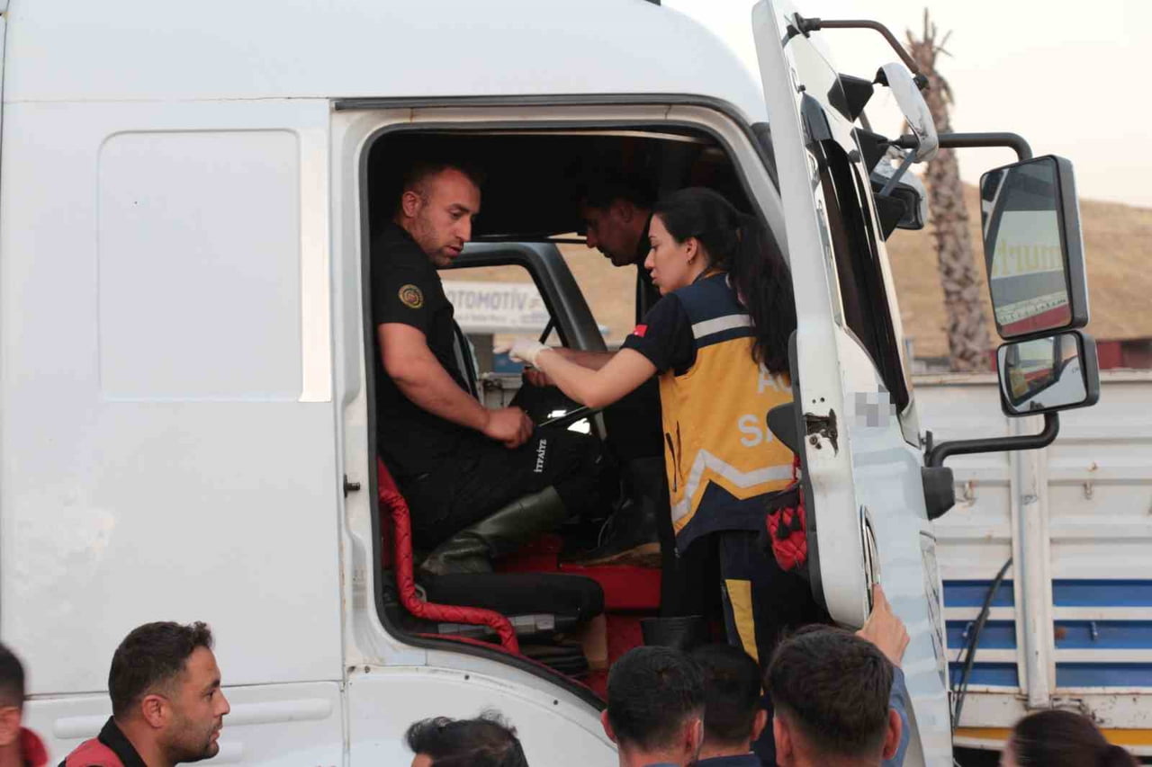 ŞIRNAK’IN CİZRE İLÇESİNDE İKİ TIRIN ÇARPIŞMASI SONUCU MEYDANA GELEN TRAFİK KAZASINDA 2 KİŞİ...