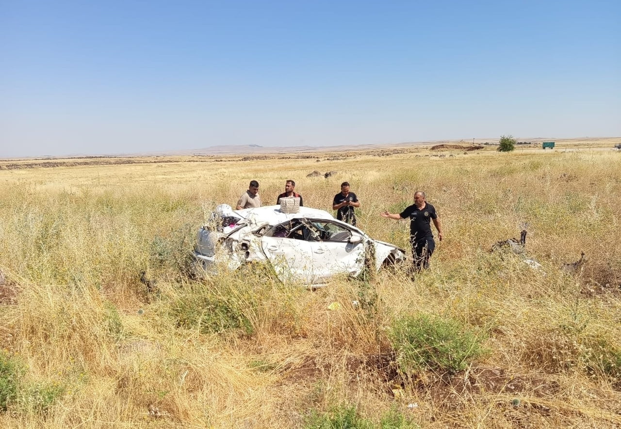 ŞIRNAK’IN CİZRE İLÇESİNDE SEYİR HALİNDEKİ BİR OTOMOBİLİN KONTROLDEN ÇIKARAK ŞARAMPOLE DEVRİLMESİ...