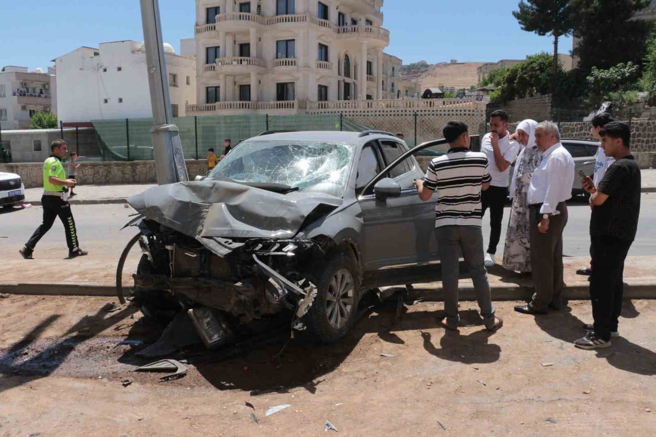 ŞIRNAK’IN CİZRE İLÇESİNDE SEYİR HALİNDEKİ BİR OTOMOBİLİN, ÖNÜNDE İLERLEYEN KAMYONETE ARKADAN...