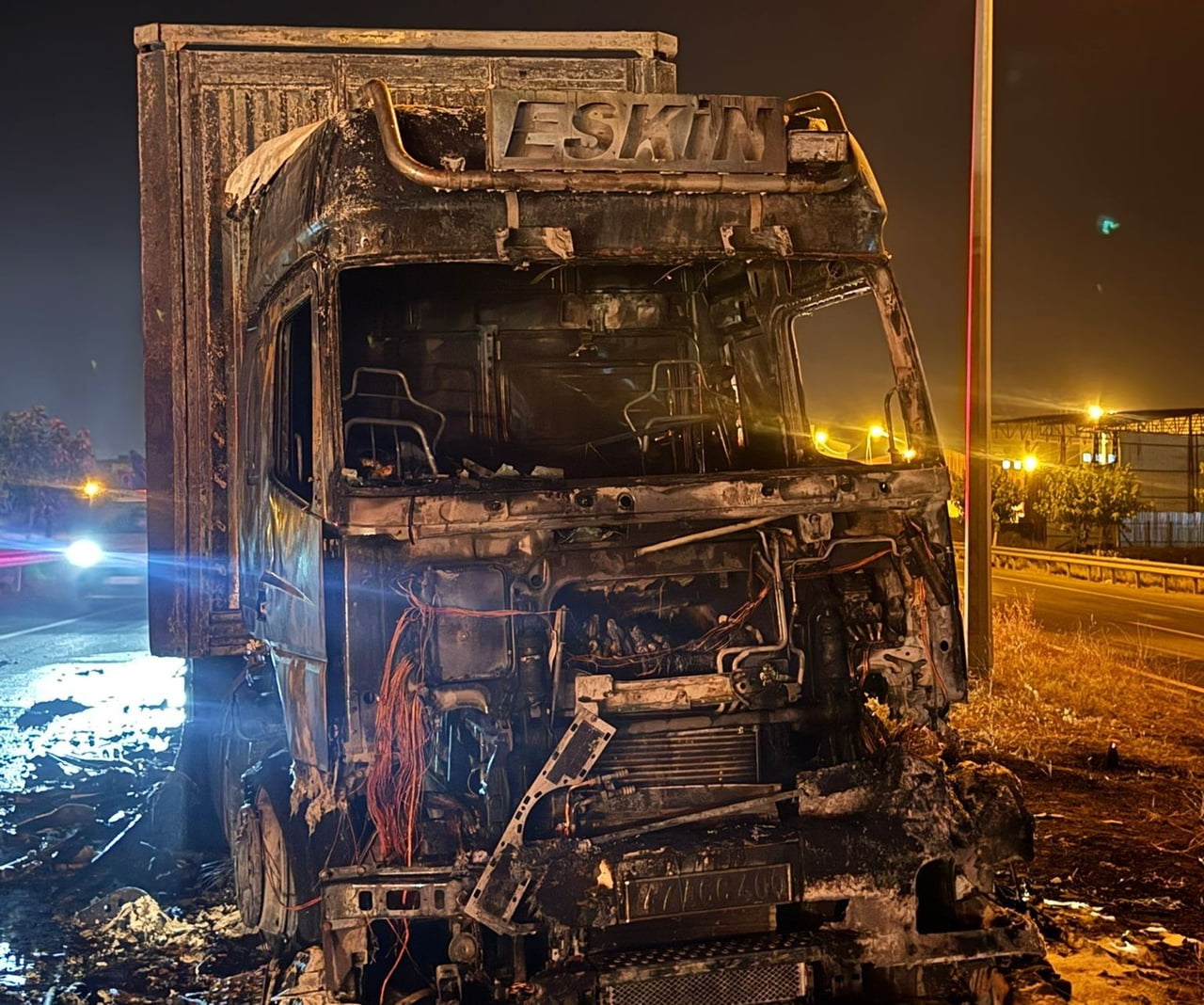ŞIRNAK’IN CİZRE İLÇESİNDE SEYİR HALİNDEKİ BİR TIR, MOTOR KISMINDAN YÜKSELEN ALEVLERE TESLİM OLDU....