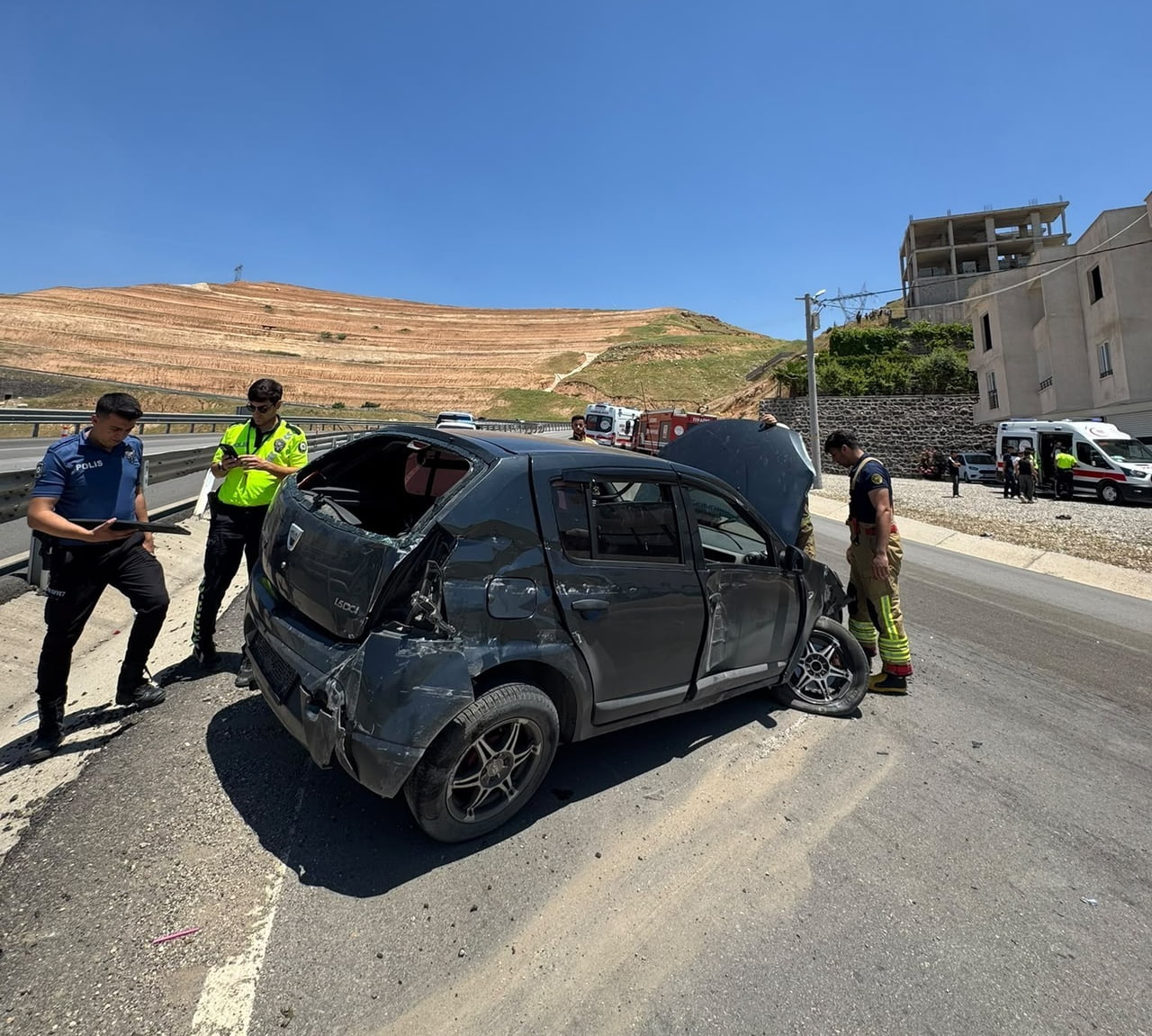 ŞIRNAK’IN CİZRE İLÇESİNDE SÜRÜCÜSÜNÜN DİREKSİYON HAKİMİYETİNİ KAYBETTİĞİ OTOMOBİLİN BARİYERLERE...