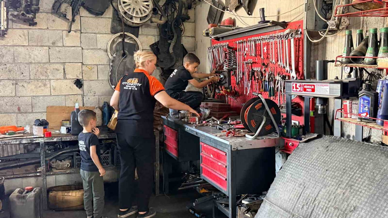 ŞIRNAK’IN CİZRE İLÇESİNDE YAŞAYAN İKİ ÇOCUK ANNESİ ARZU AKOL, YILLAR ÖNCE EŞİNE YARDIMCI OLMAK...